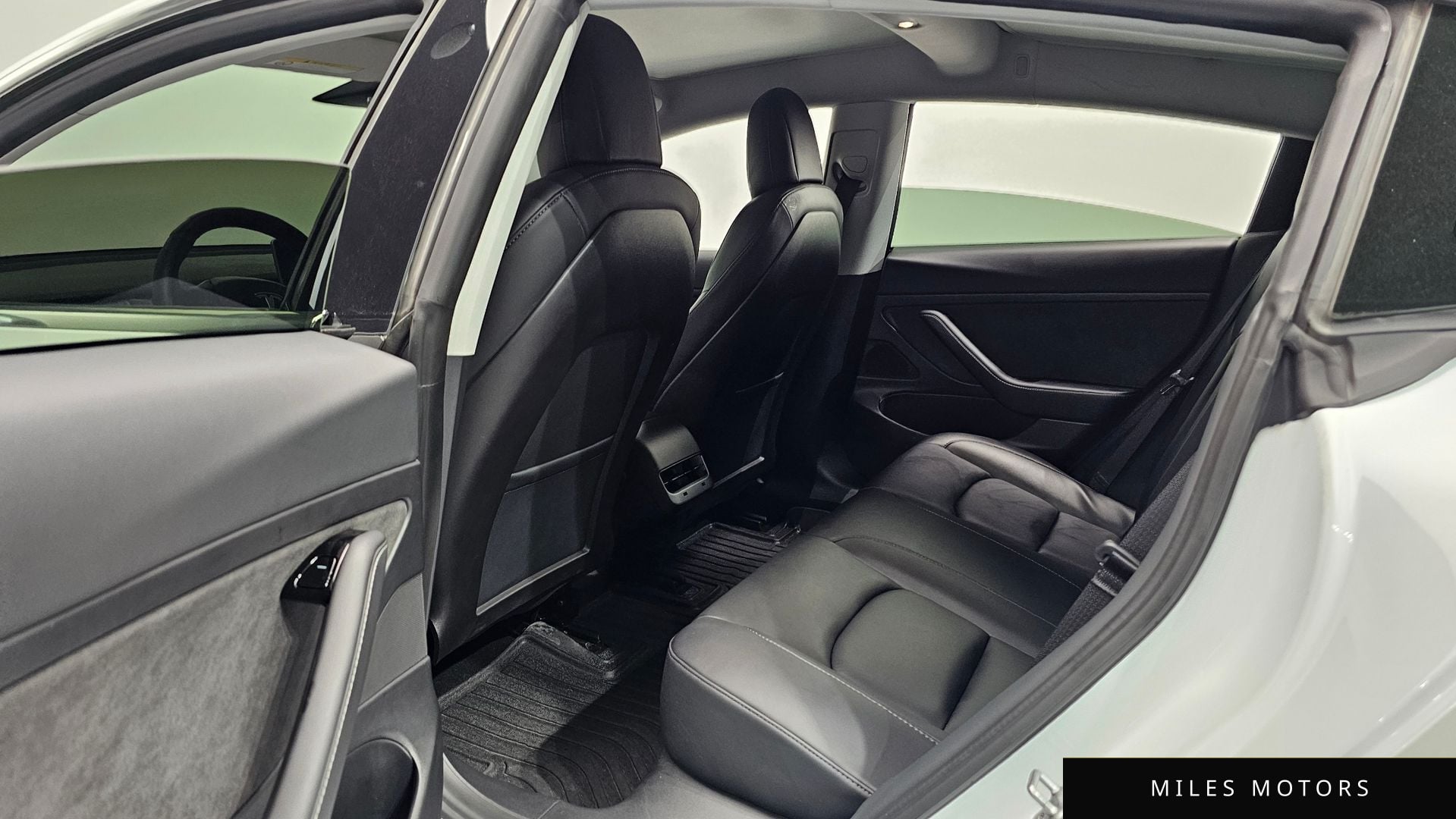 Tesla Model 3 2020 — миниатюра 11