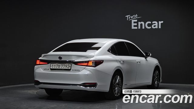 Лексус ES300h 2021 — миниатюра 2