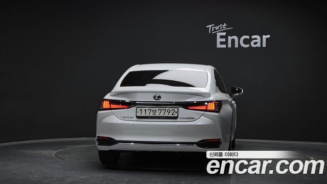 Лексус ES300h 2021 — миниатюра 4