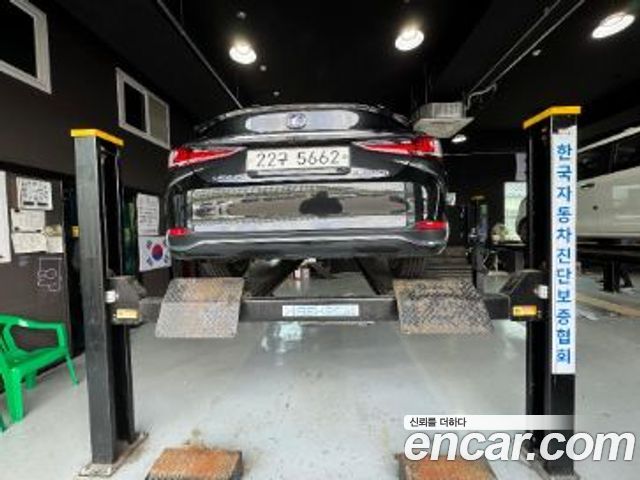 Лексус ES300h 2019 — миниатюра 2