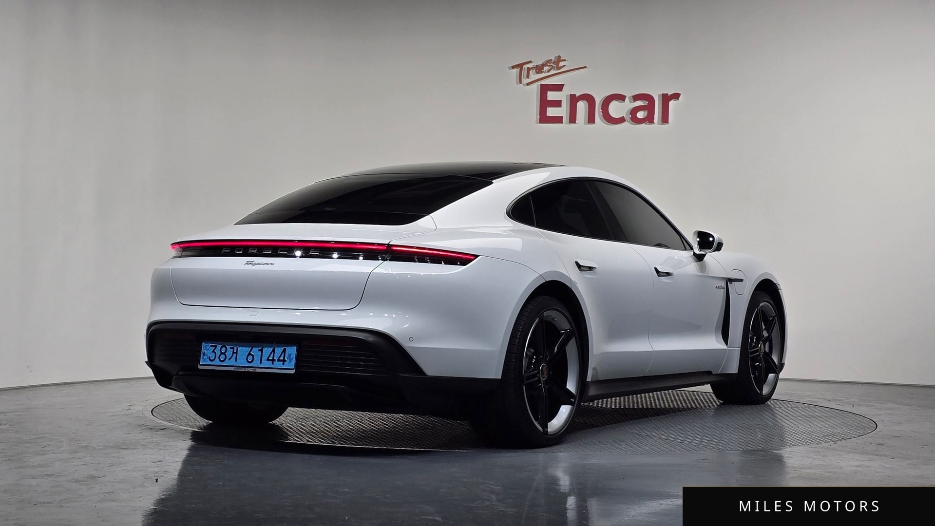 Porsche Taycan 2023 — миниатюра 2