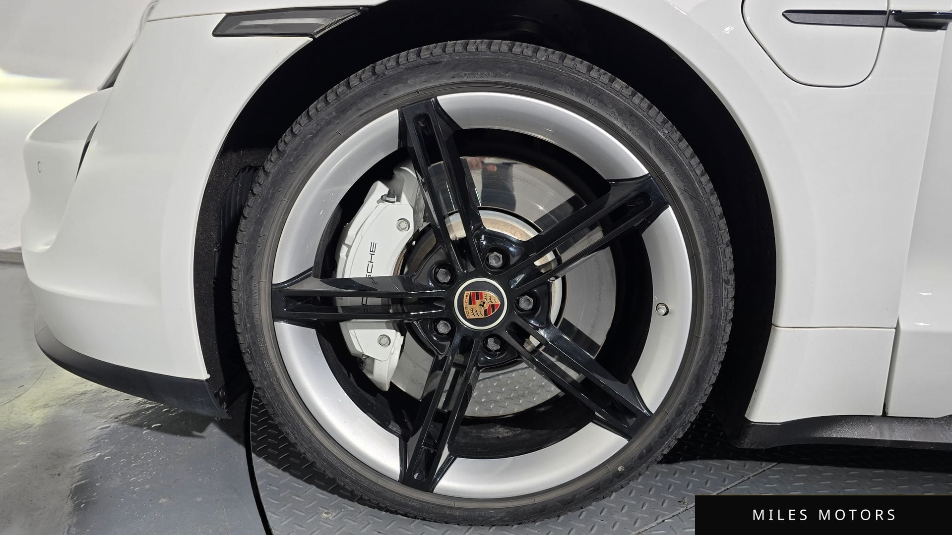 Porsche Taycan 2023 — миниатюра 5