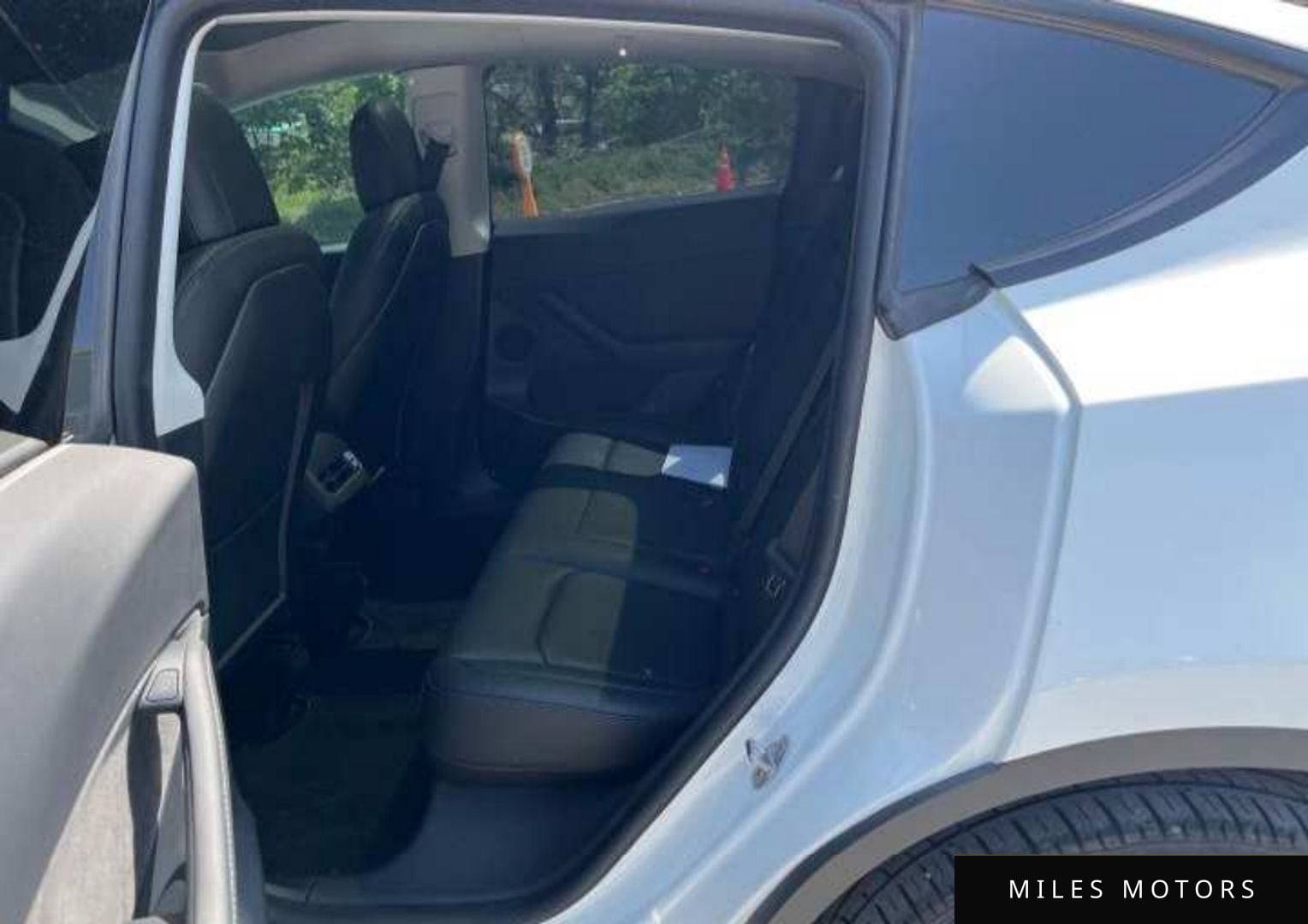 Tesla Model Y 2022 — миниатюра 10