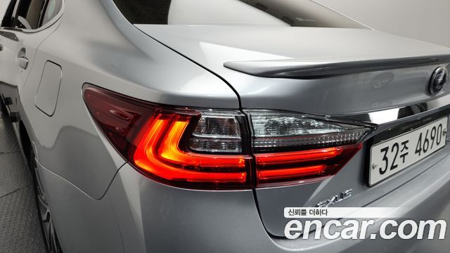 Лексус ES300h 2018 — миниатюра 9