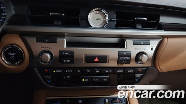 Лексус ES300h 2018 — миниатюра 31