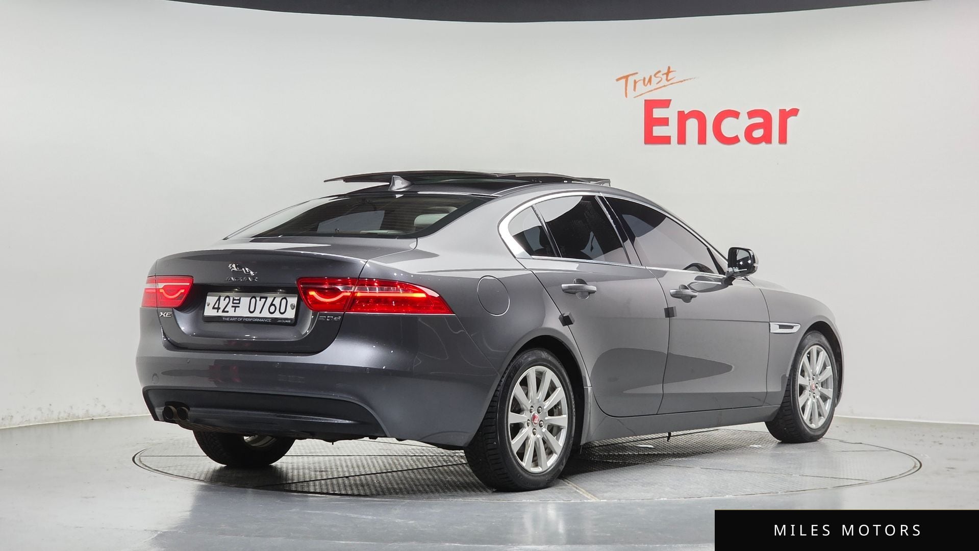 Jaguar XE 2016 — миниатюра 2