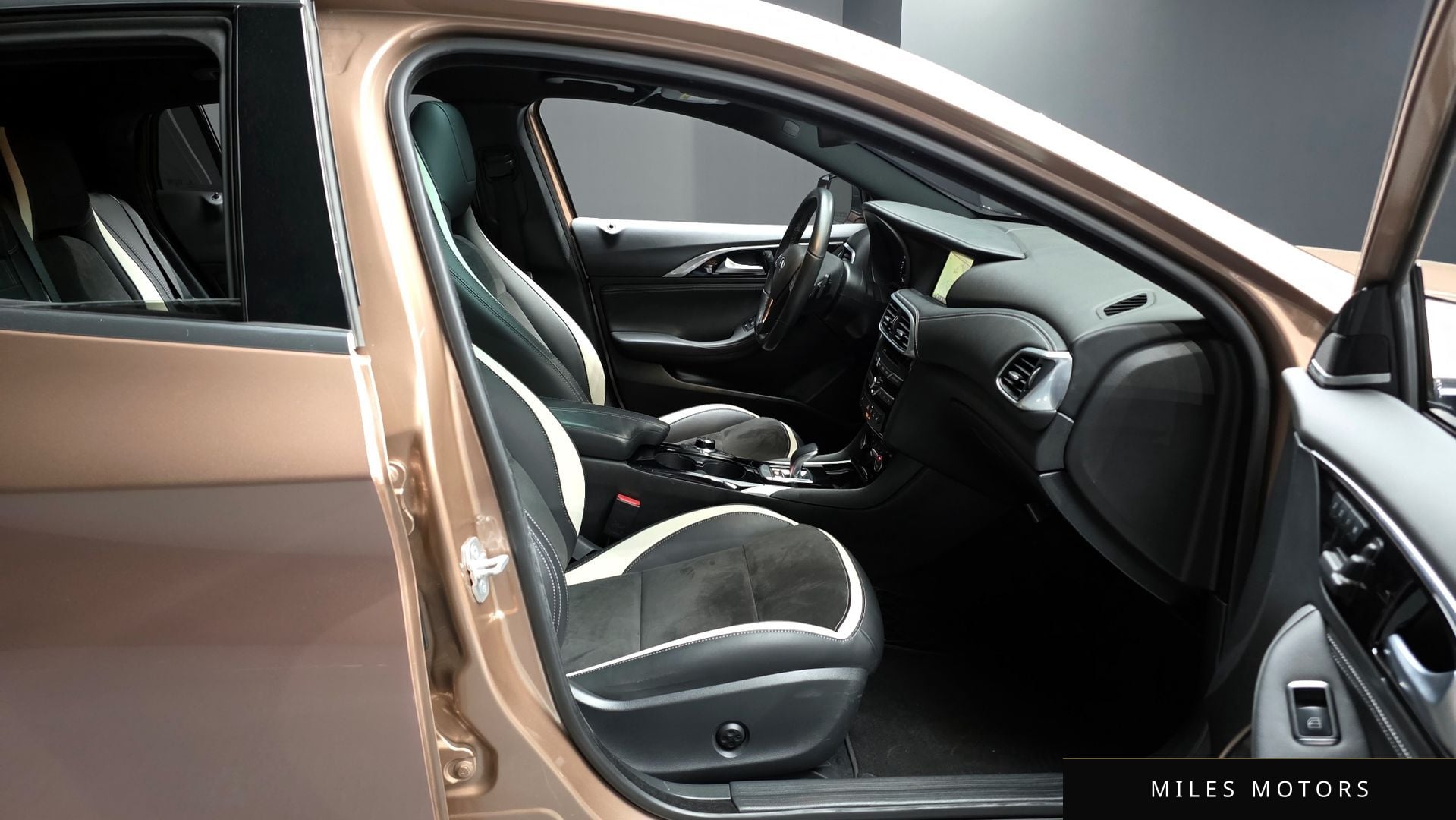 Infiniti Q30 2017 — миниатюра 16