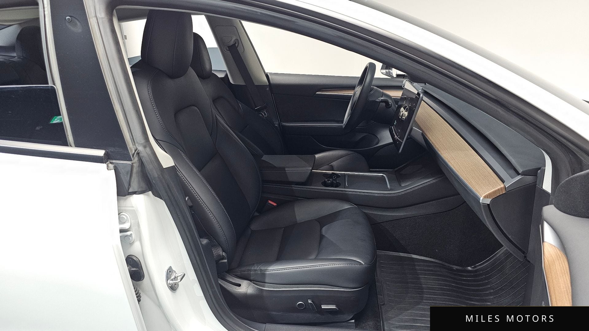 Tesla 모델 3 2022 — миниатюра 12
