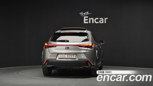 Лексус UX250h 2020 — миниатюра 4
