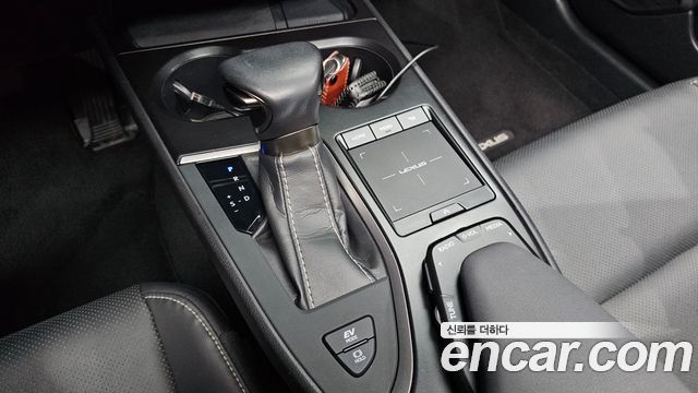 Лексус UX250h 2020 — миниатюра 12