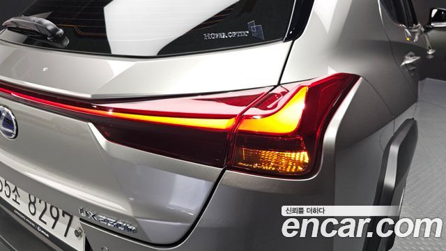 Лексус UX250h 2020 — миниатюра 9