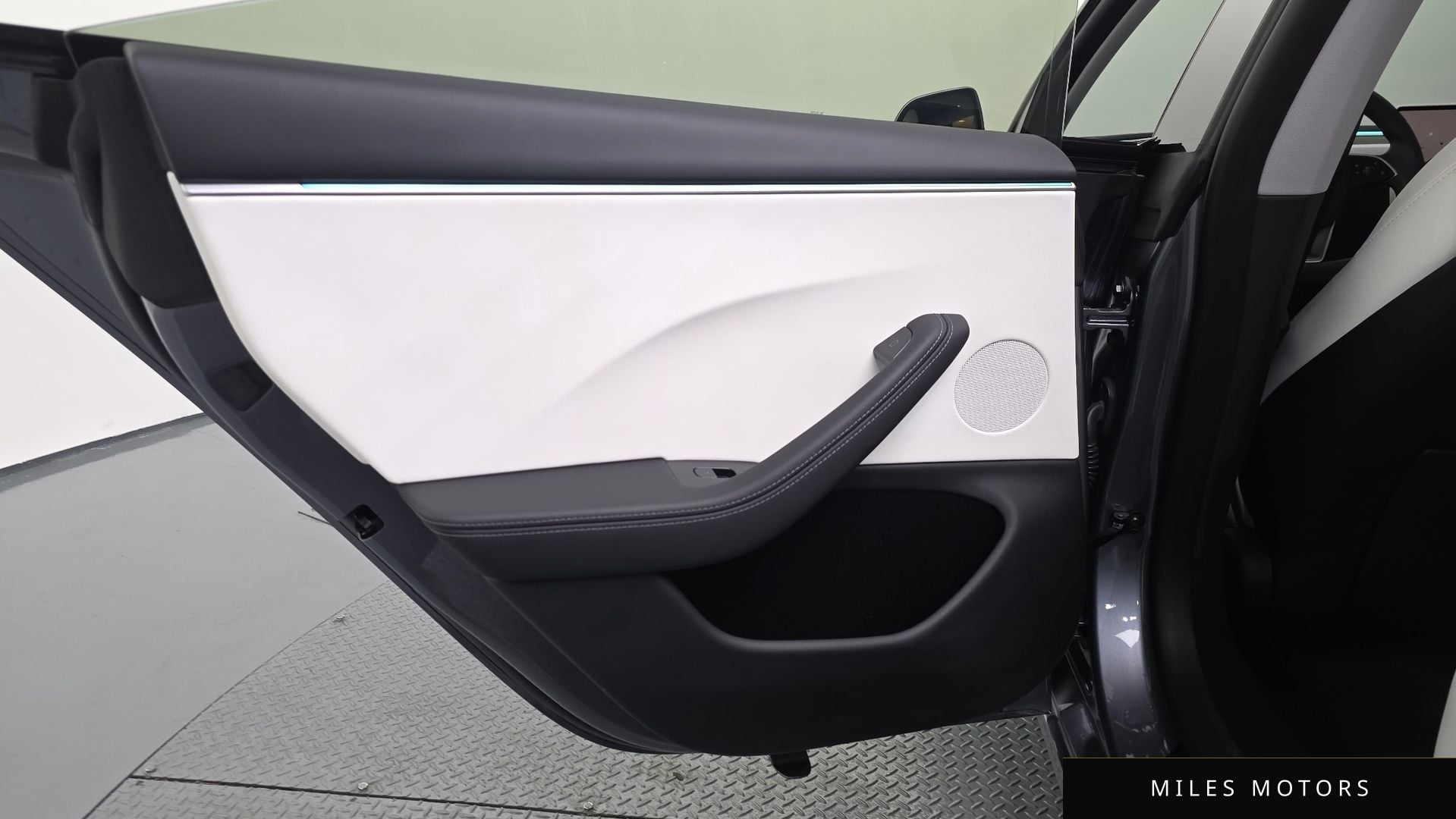 Tesla Model 3 2024 — миниатюра 15