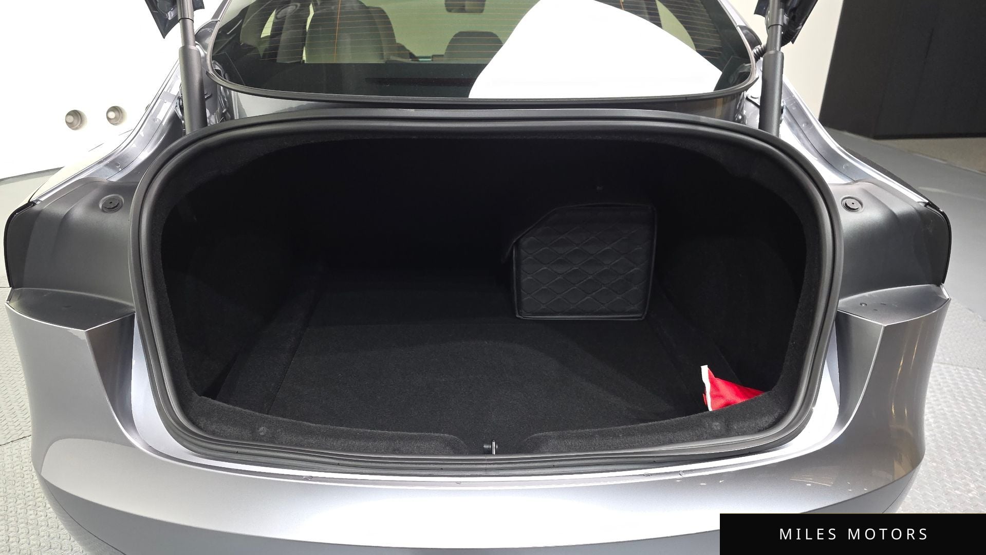 Tesla Model 3 2024 — миниатюра 32