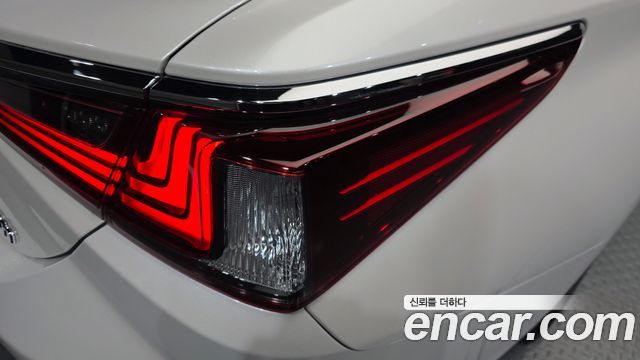 Лексус ES300h 2025 — миниатюра 9