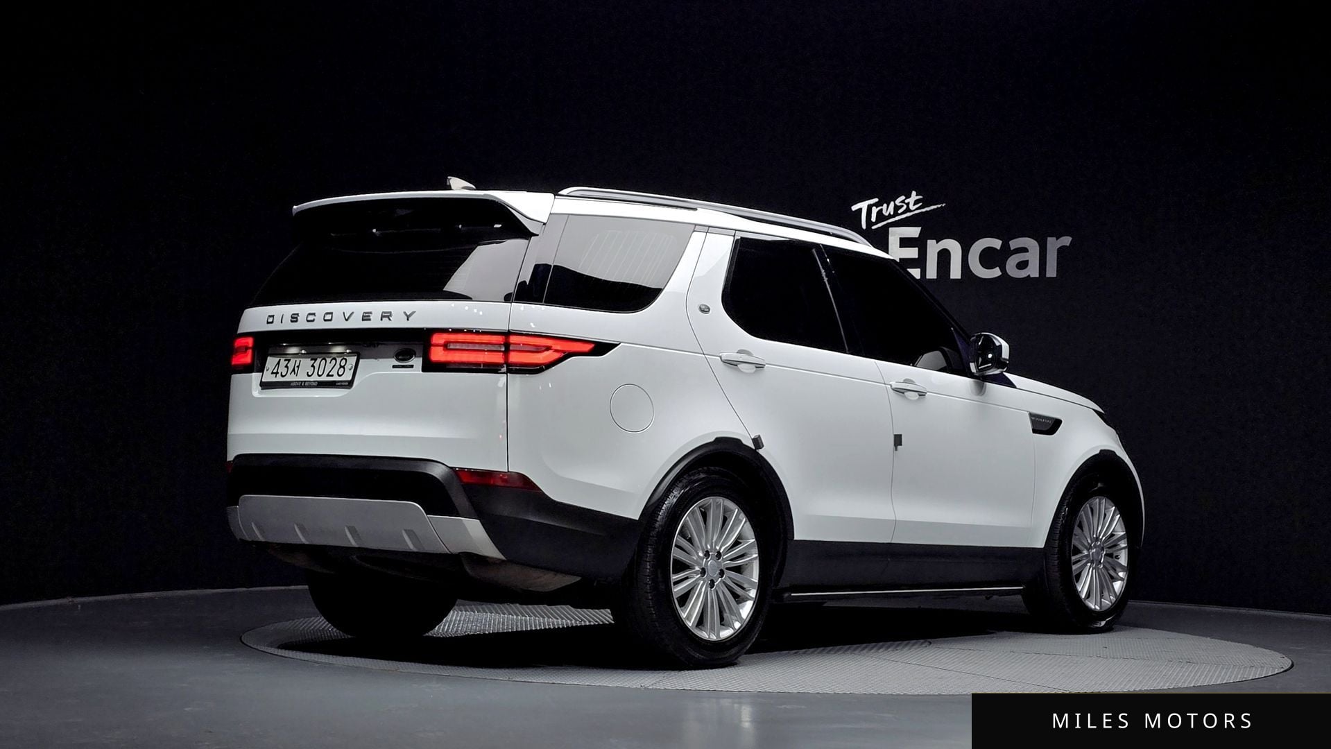 Land Rover Discovery 2017 — фото 1 из 12