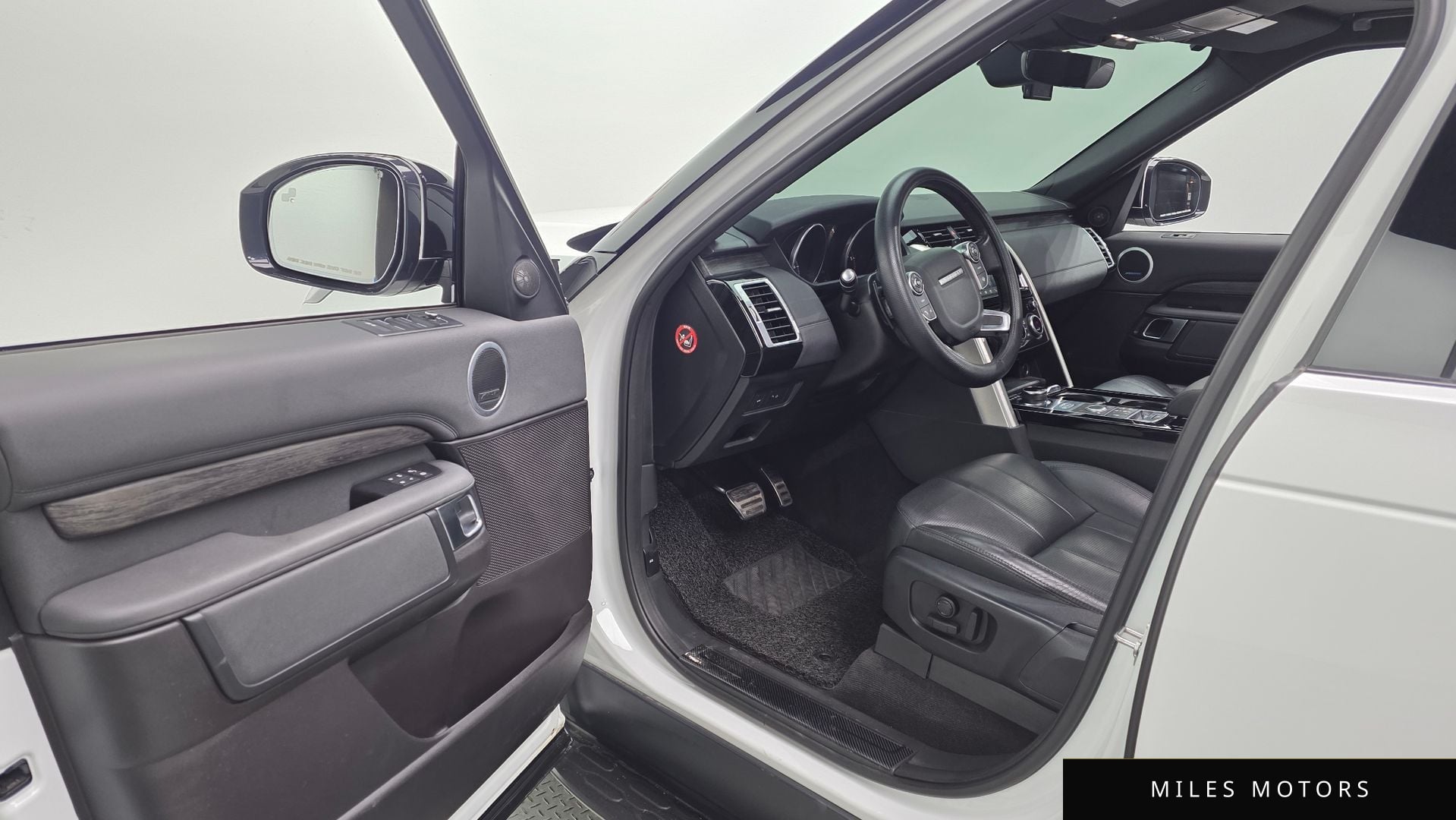 Land Rover Discovery 2017 — миниатюра 12