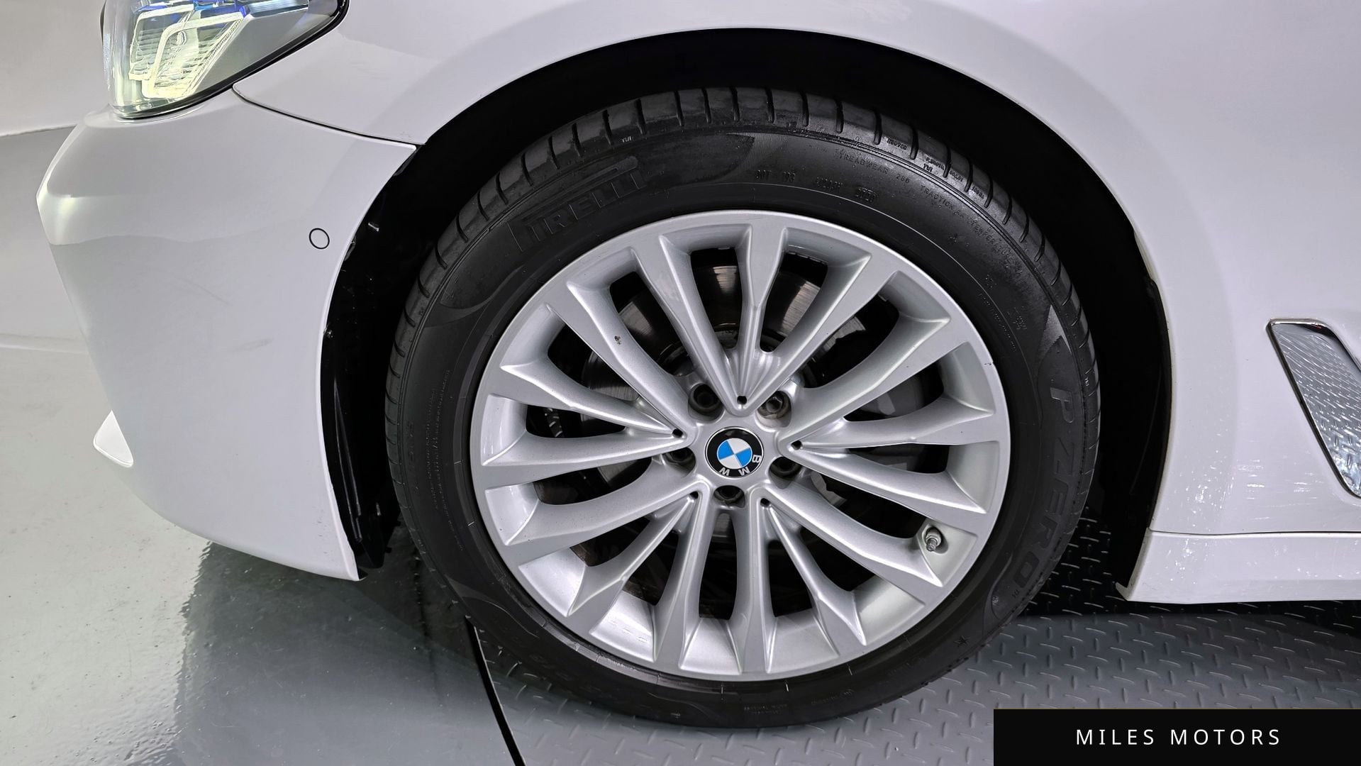 BMW 5 Series (G30) 2019 — миниатюра 5