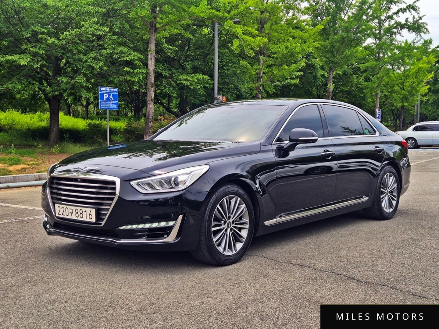 Genesis EQ900 2016 — фото 1 из 12