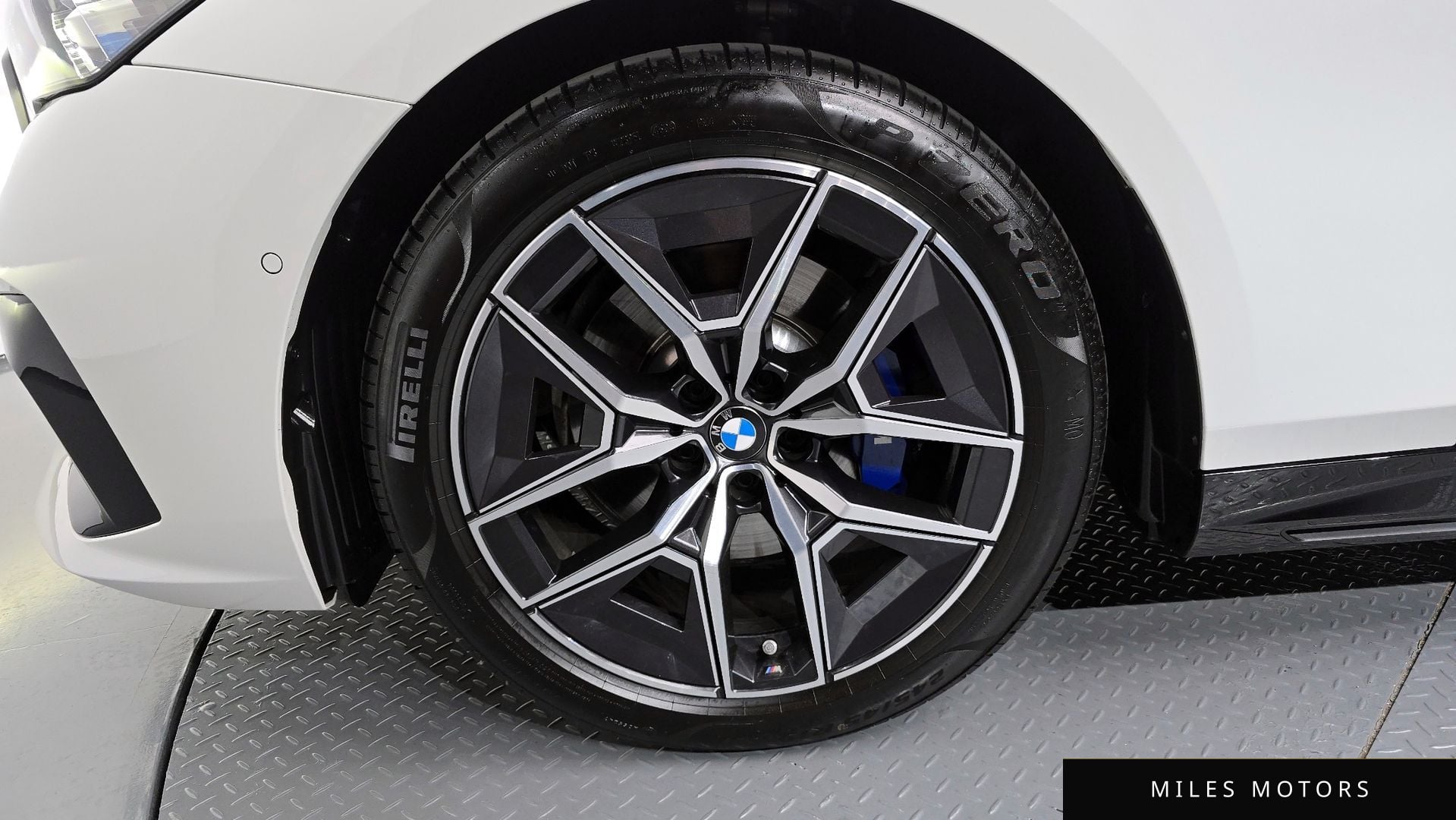 BMW 5 Series (G60) 2025 — миниатюра 5