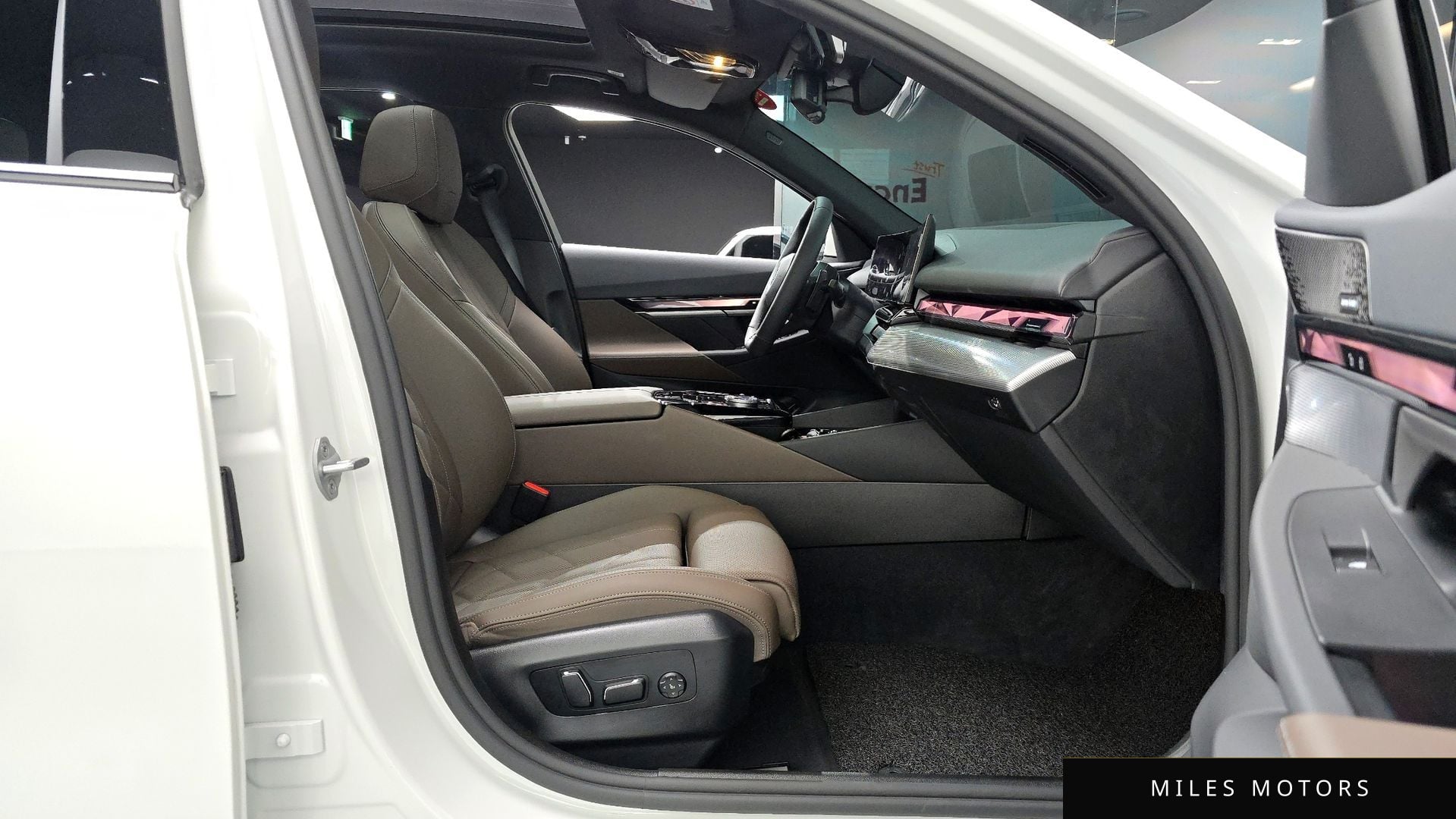 BMW 5 Series (G60) 2025 — миниатюра 16