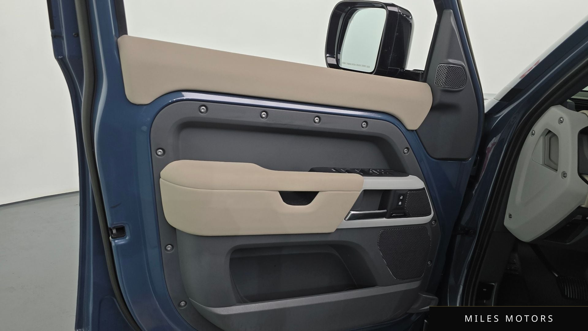 Land Rover Defender 2023 — миниатюра 14