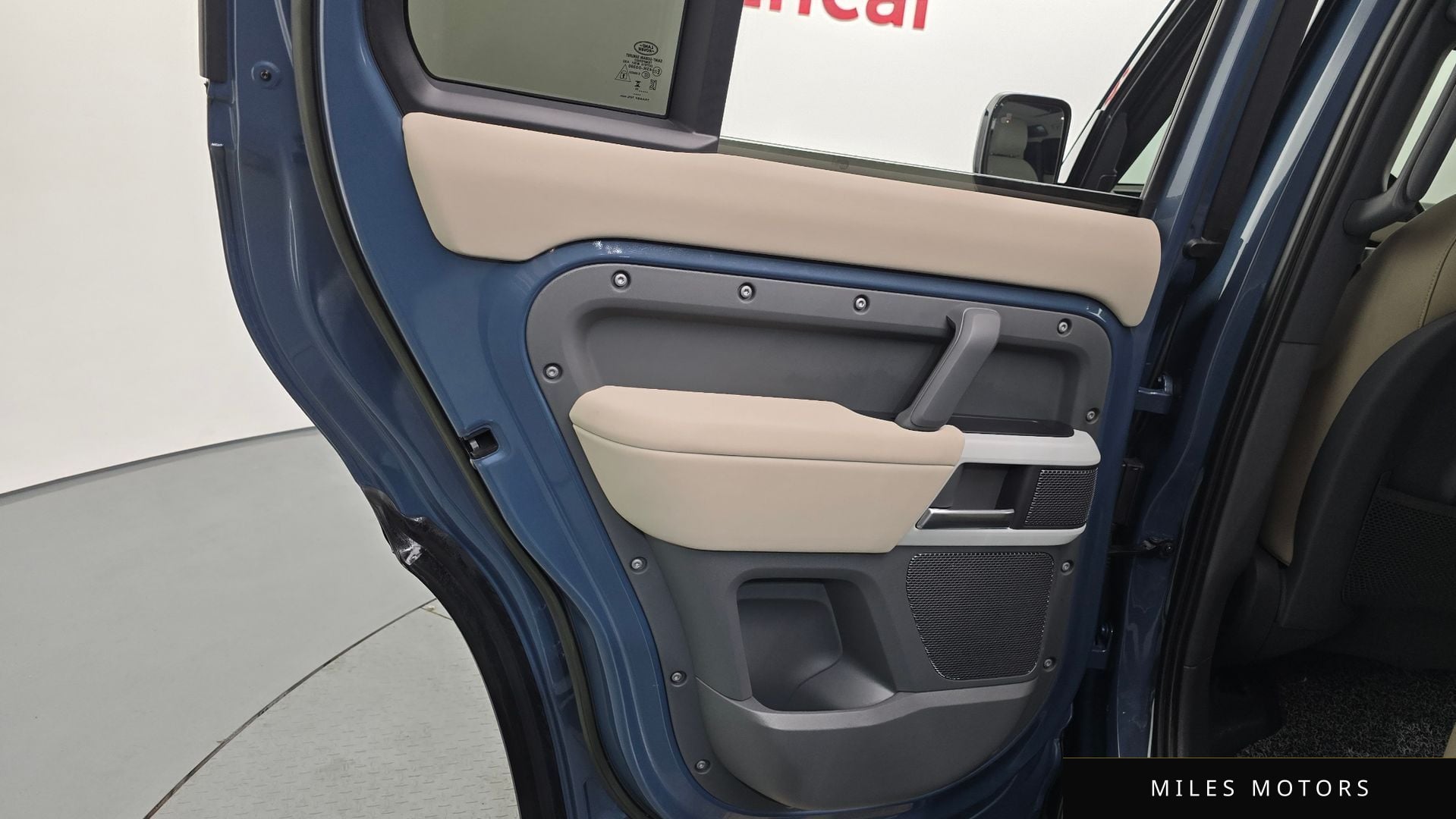 Land Rover Defender 2023 — миниатюра 15