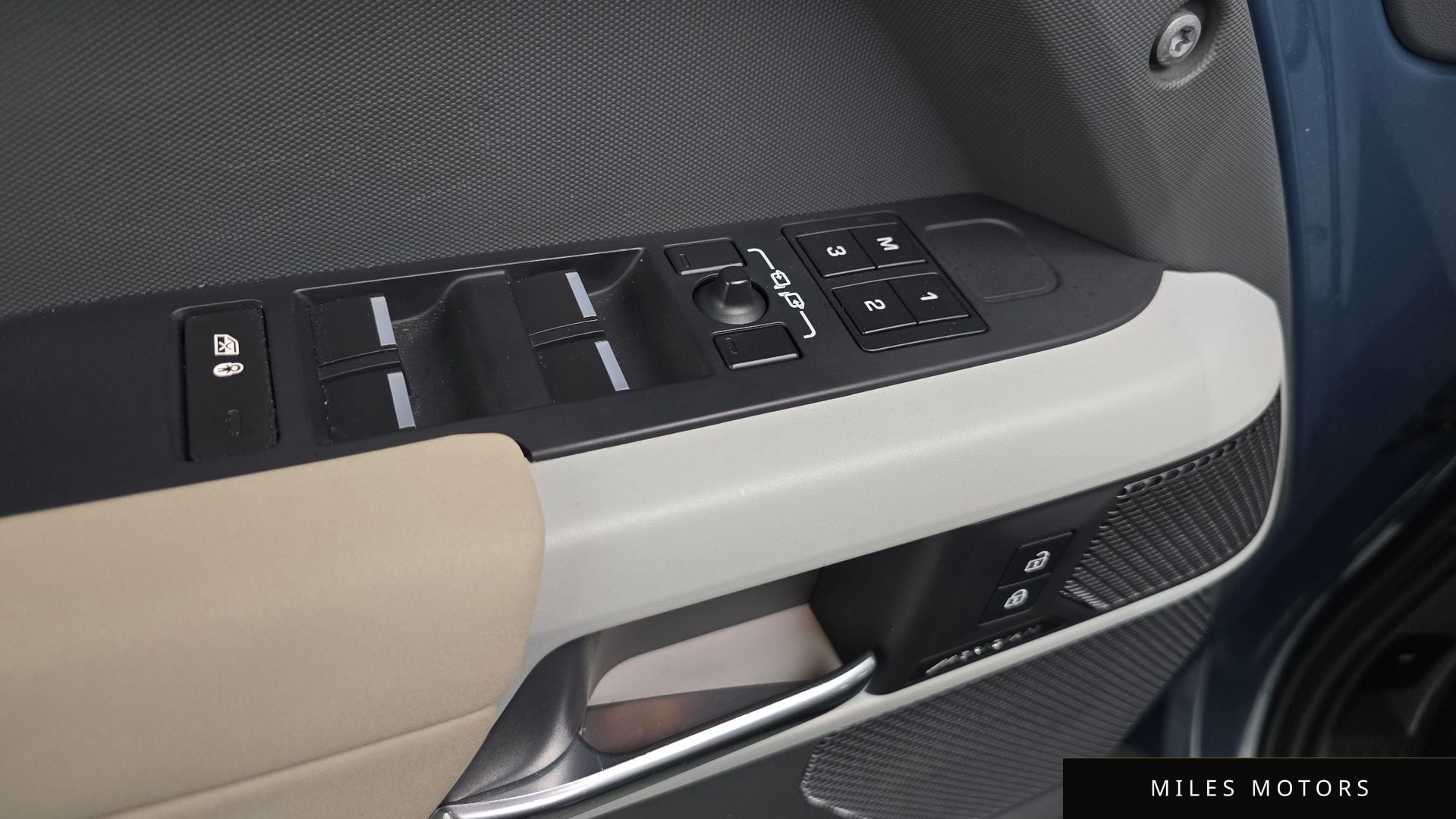 Land Rover Defender 2023 — миниатюра 32