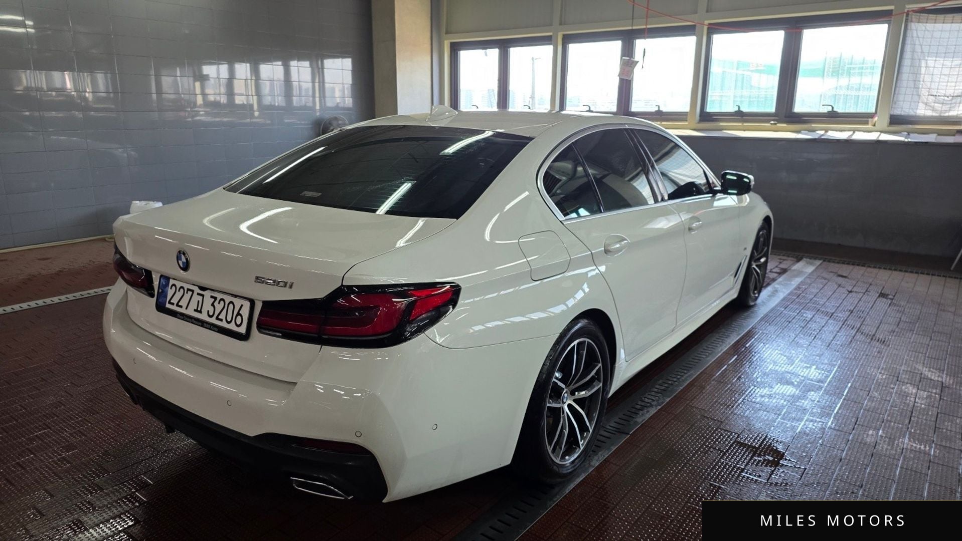 BMW 5 Series (G30) 2023 — миниатюра 2