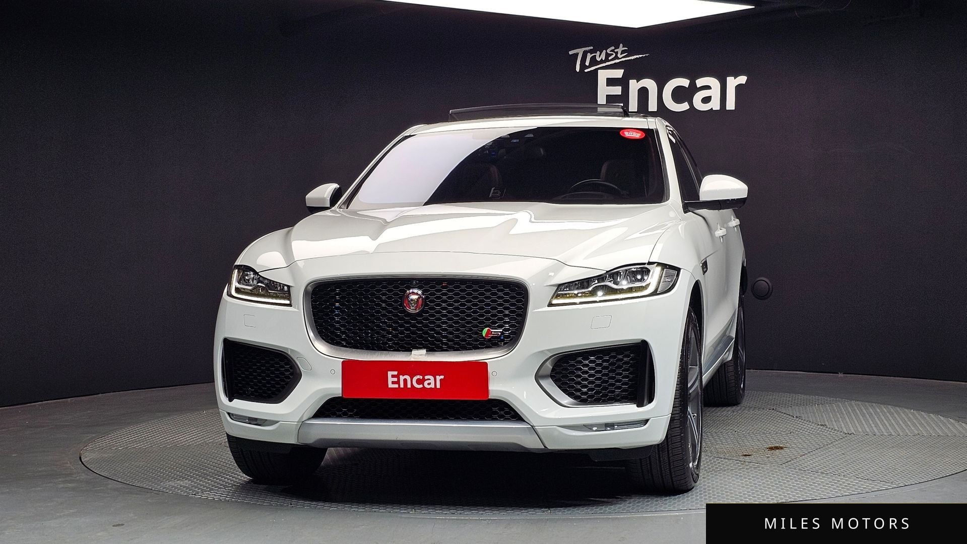 Jaguar F-PACE 2017 — фото 1 из 12
