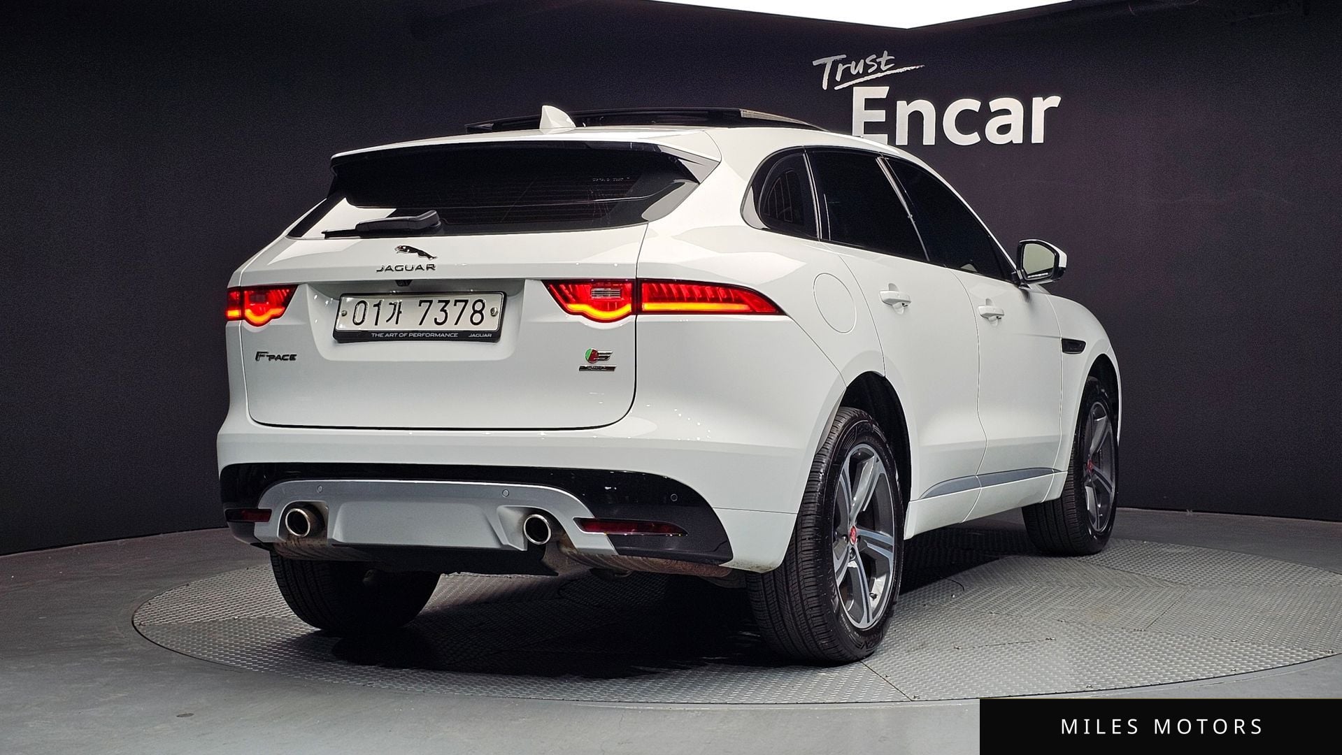 Jaguar F-PACE 2017 — миниатюра 4