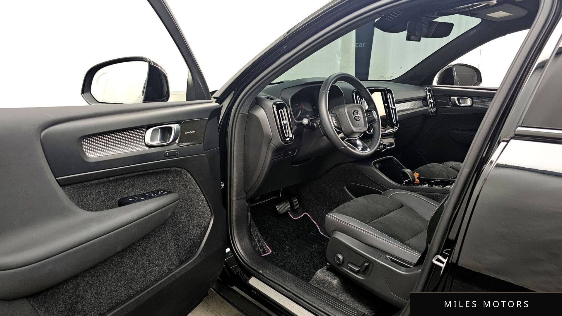 Volvo XC40 2025 — миниатюра 8