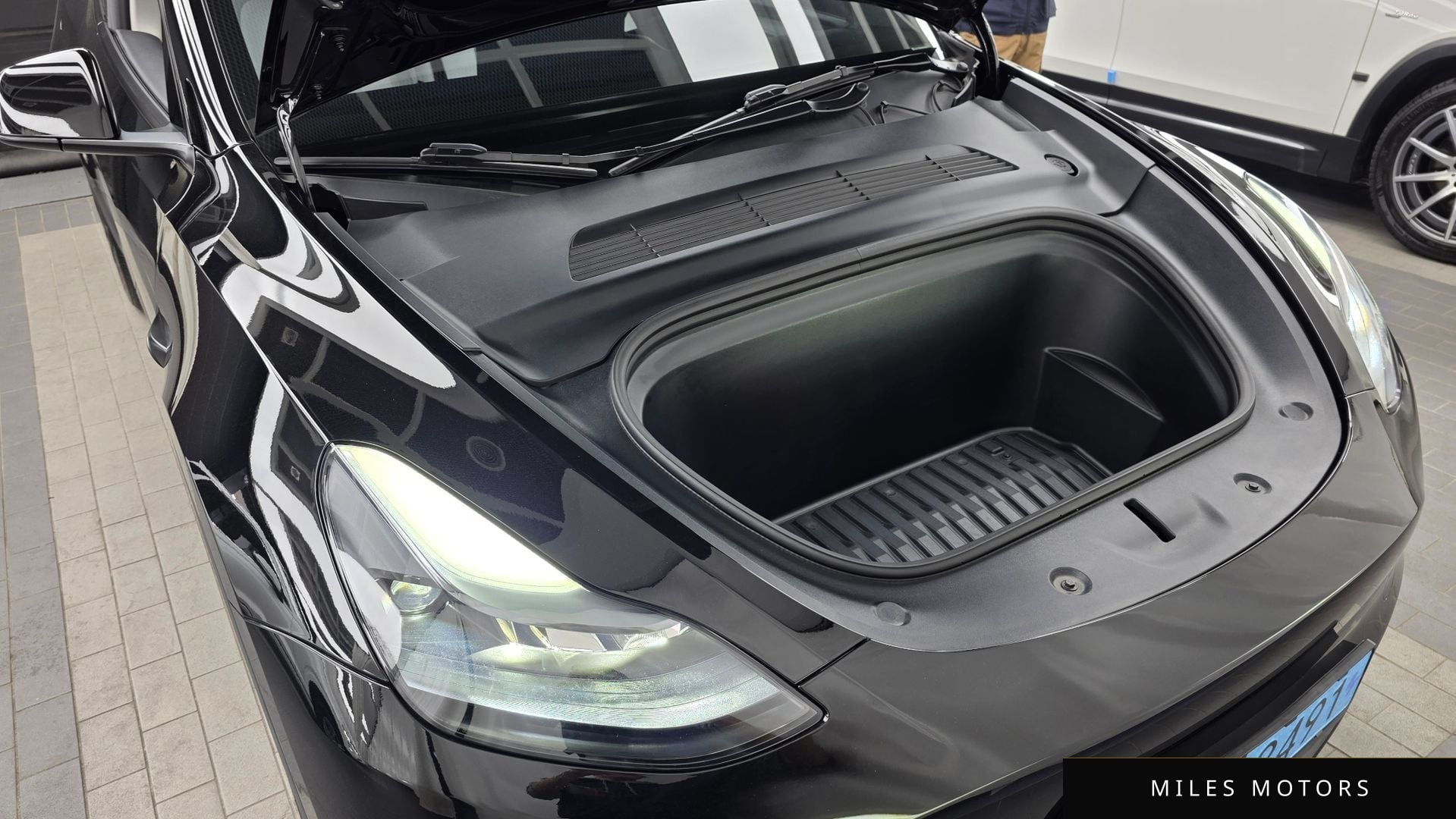 Tesla Model Y 2024 — миниатюра 6