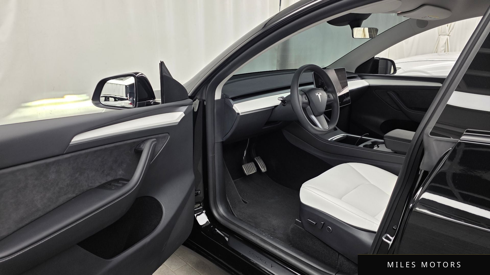 Tesla Model Y 2024 — миниатюра 10