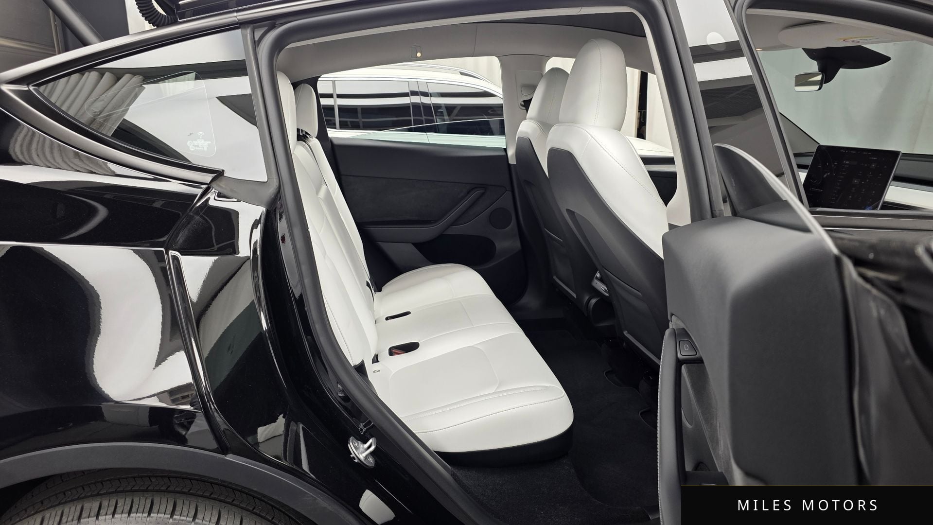 Tesla Model Y 2024 — миниатюра 12