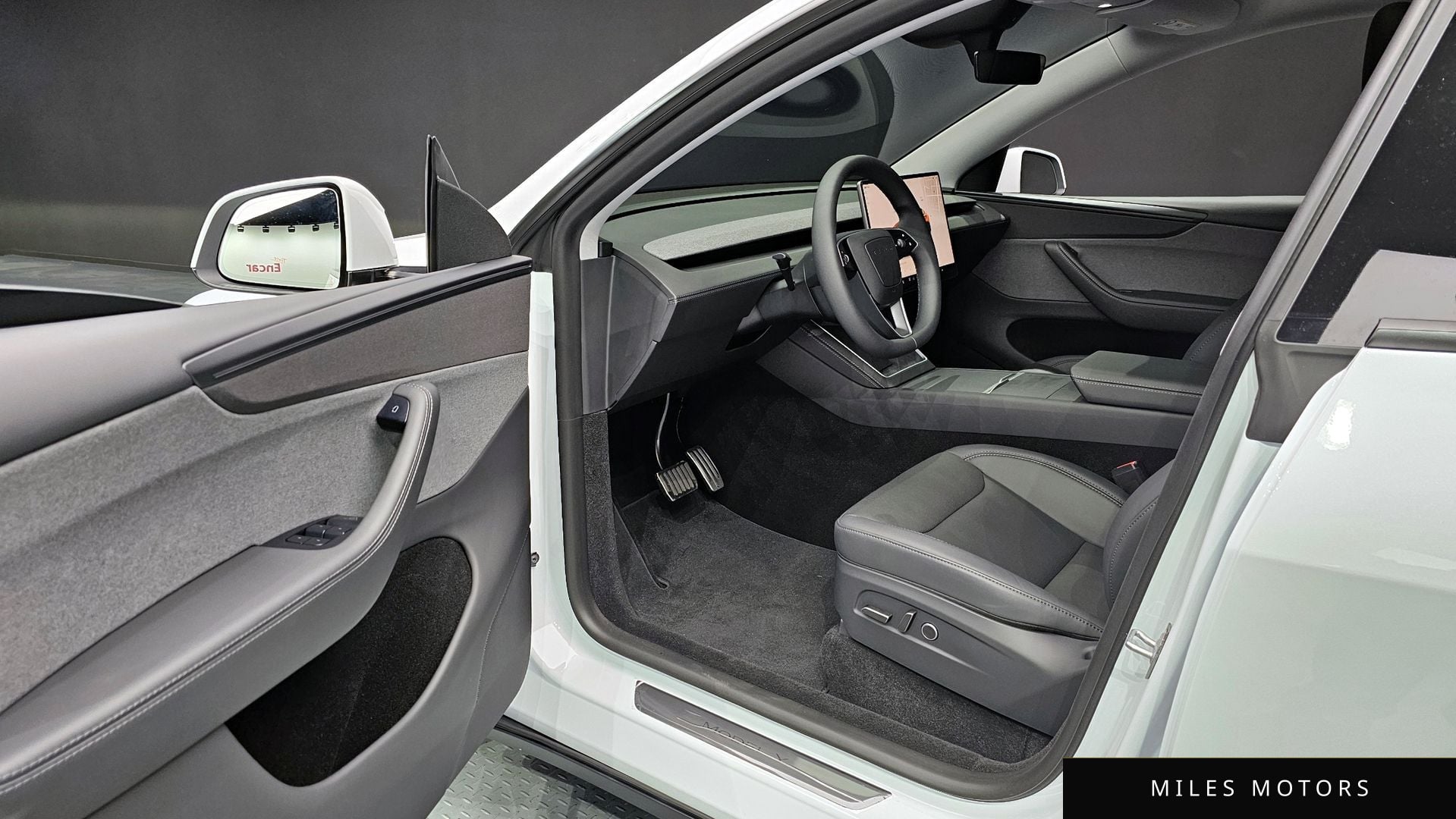 Tesla Model Y 2025 — миниатюра 13
