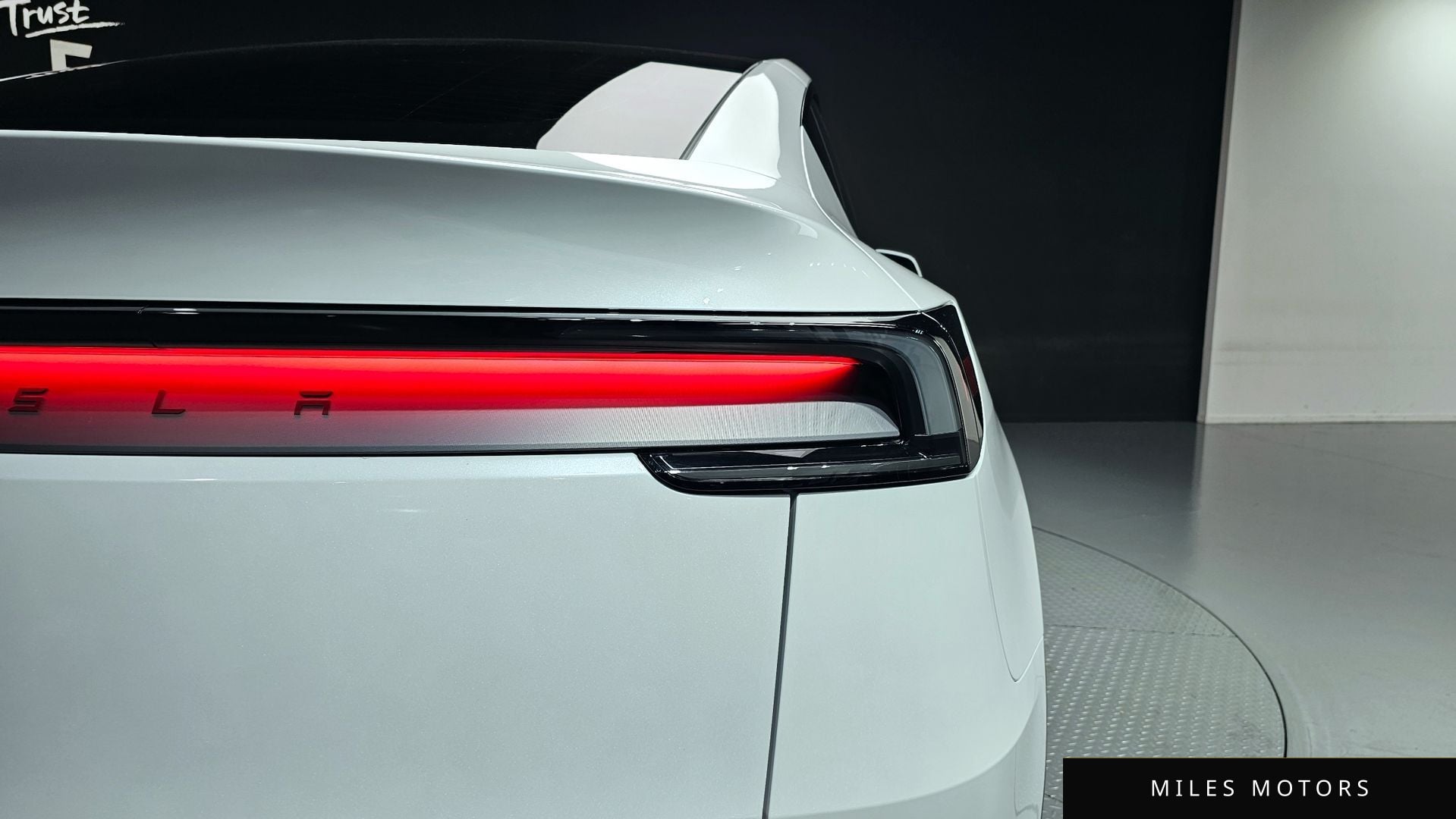 Tesla Model Y 2025 — миниатюра 9