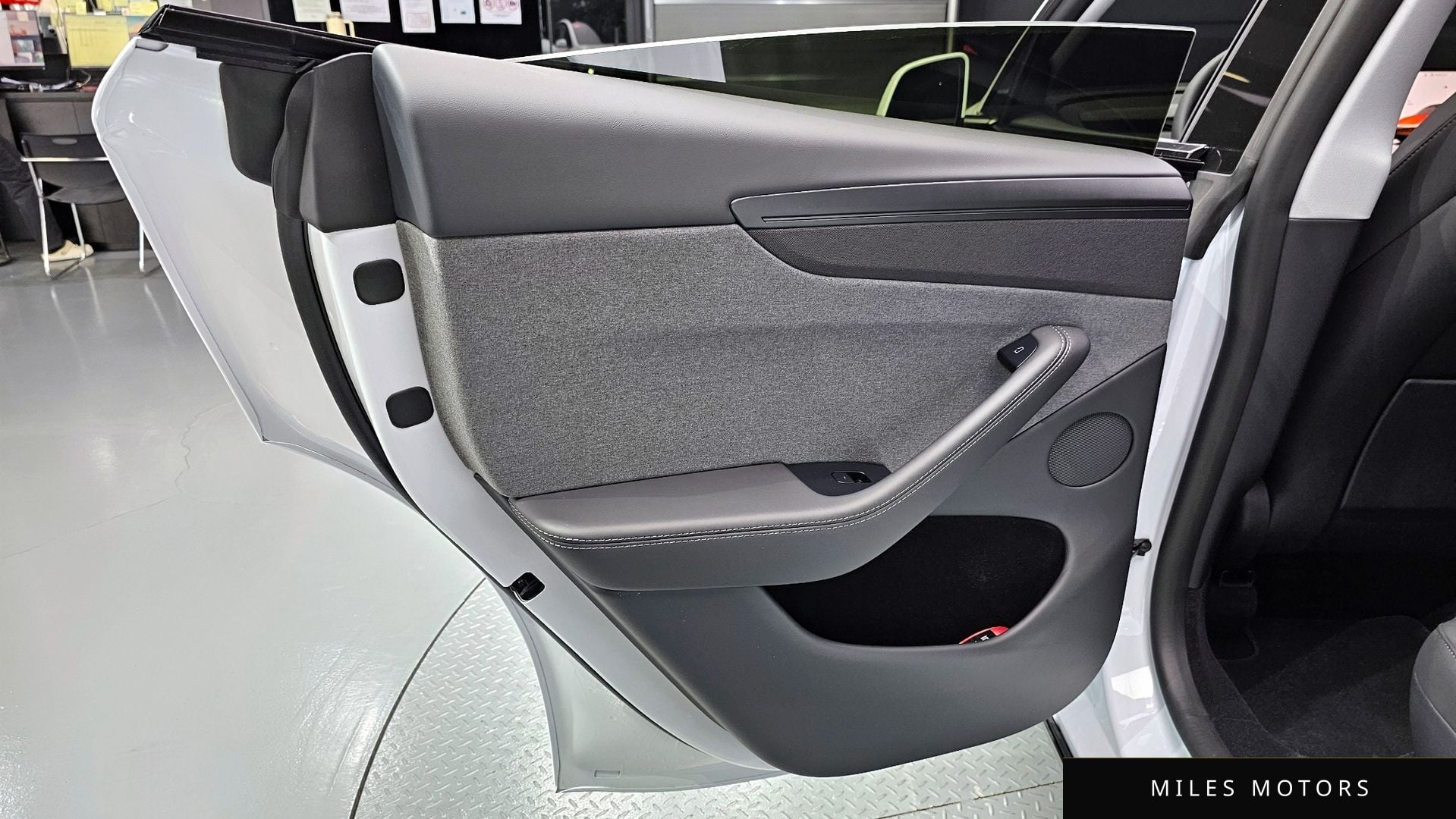 Tesla Model Y 2025 — миниатюра 15
