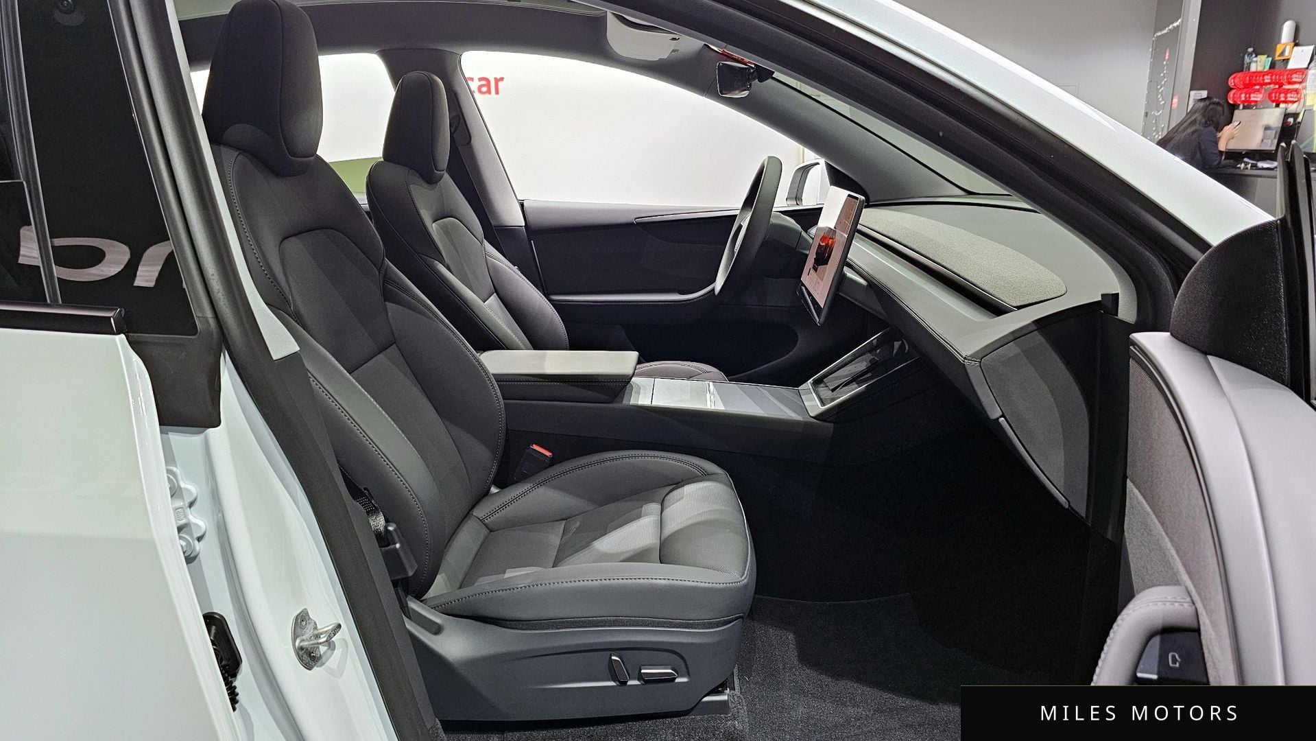 Tesla Model Y 2025 — миниатюра 16
