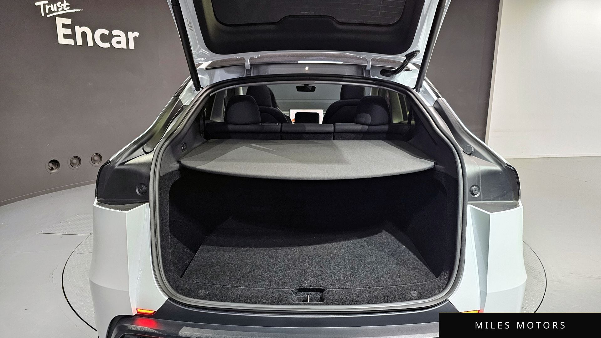Tesla Model Y 2025 — миниатюра 27