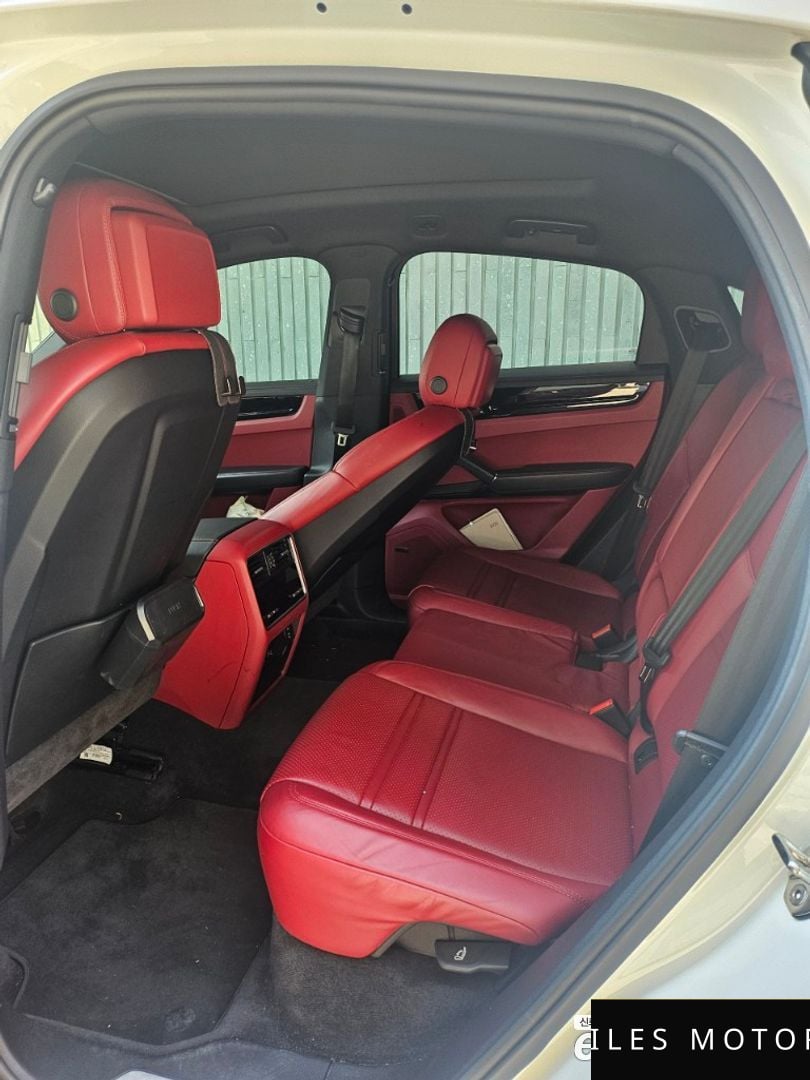 Porsche Cayenne 2023 — миниатюра 8