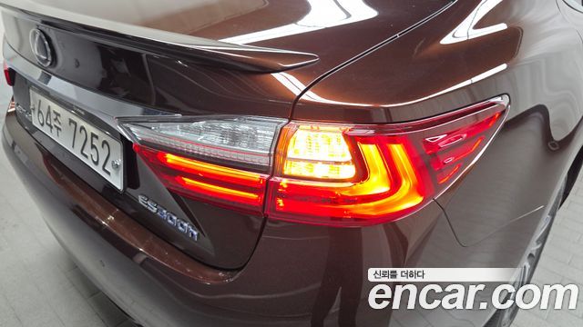 Лексус ES300h 2018 — миниатюра 9