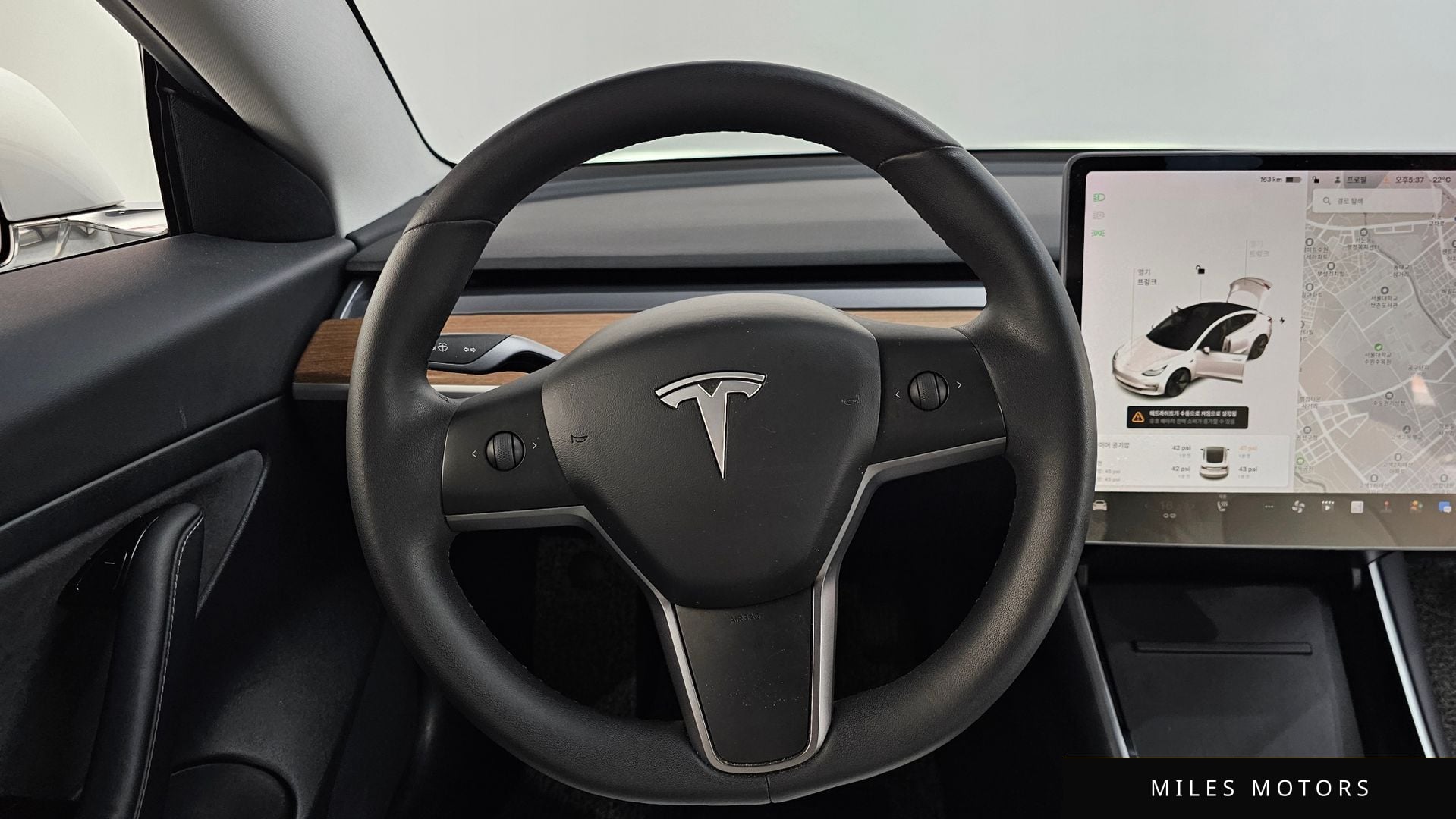 Tesla 모델 3 2020 — миниатюра 16