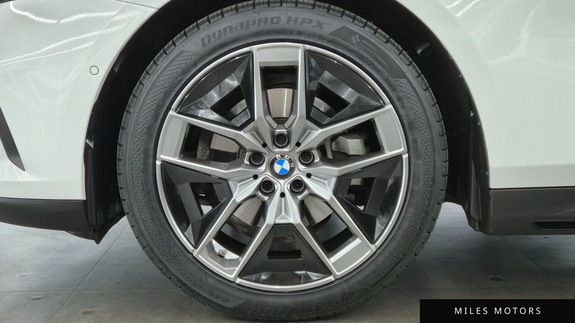 BMW 5 Series (G60) 2024 — миниатюра 5