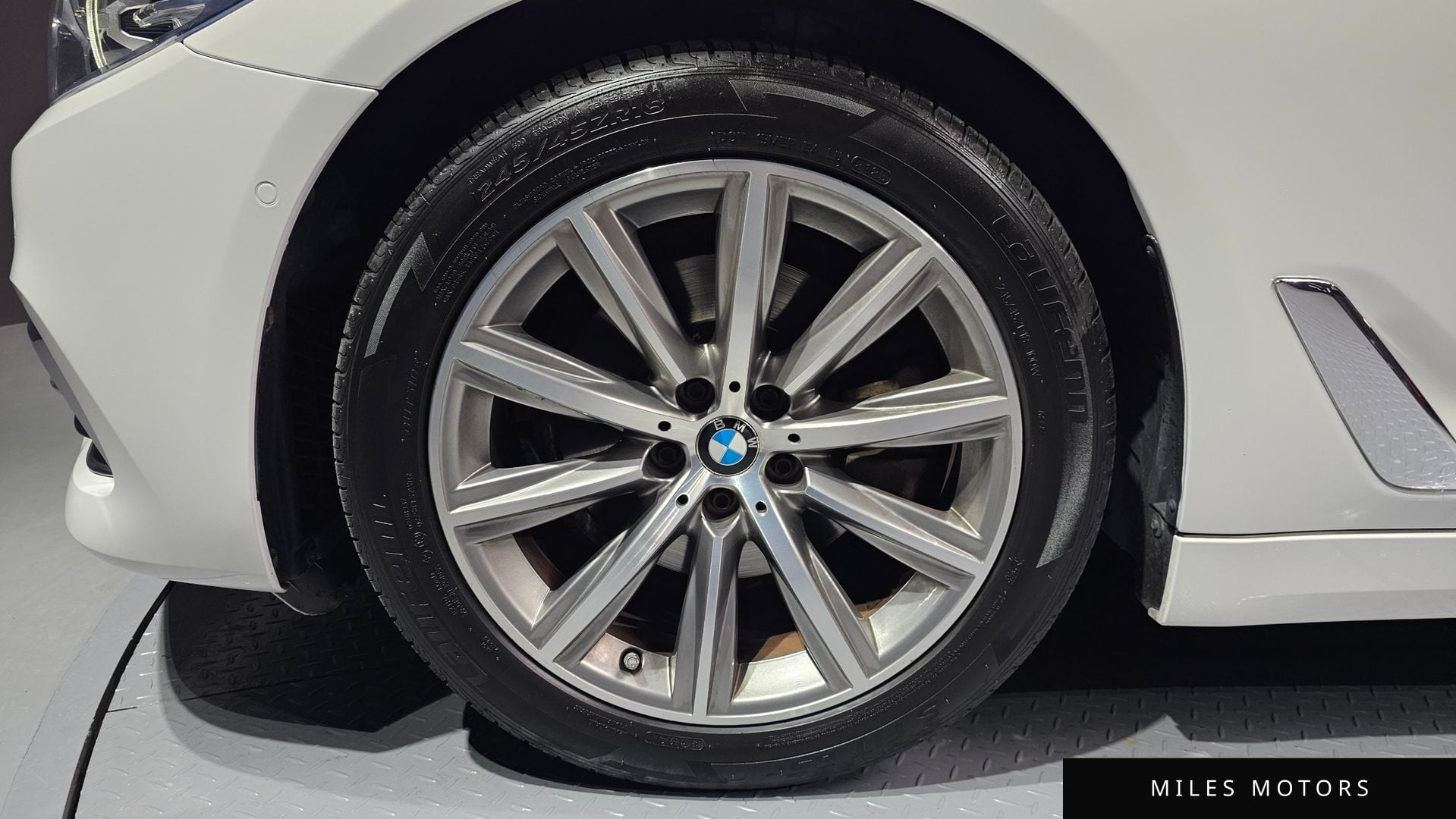 BMW 5 Series (G30) 2019 — миниатюра 5