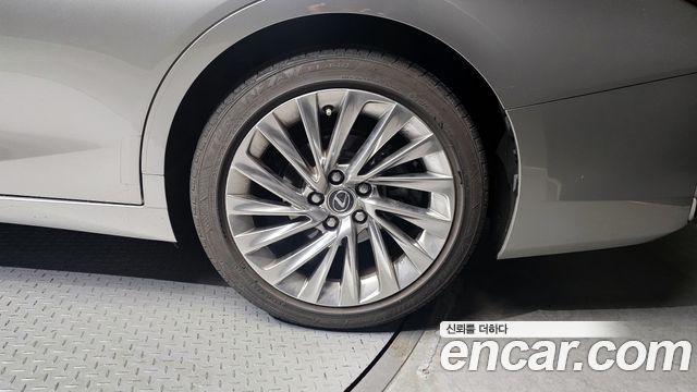 Лексус ES300h 2024 — миниатюра 7