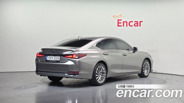 Лексус ES300h 2023 — миниатюра 2