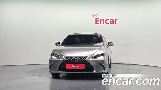Лексус ES300h 2023 — миниатюра 3