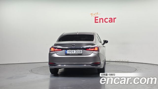 Лексус ES300h 2023 — миниатюра 4