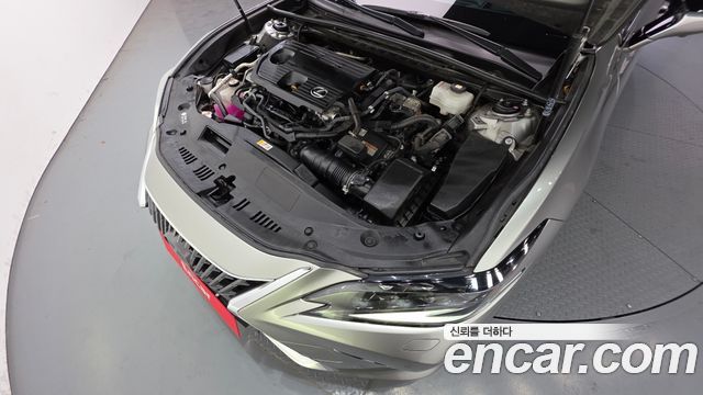 Лексус ES300h 2023 — миниатюра 6