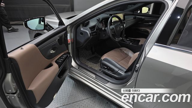 Лексус ES300h 2023 — миниатюра 13